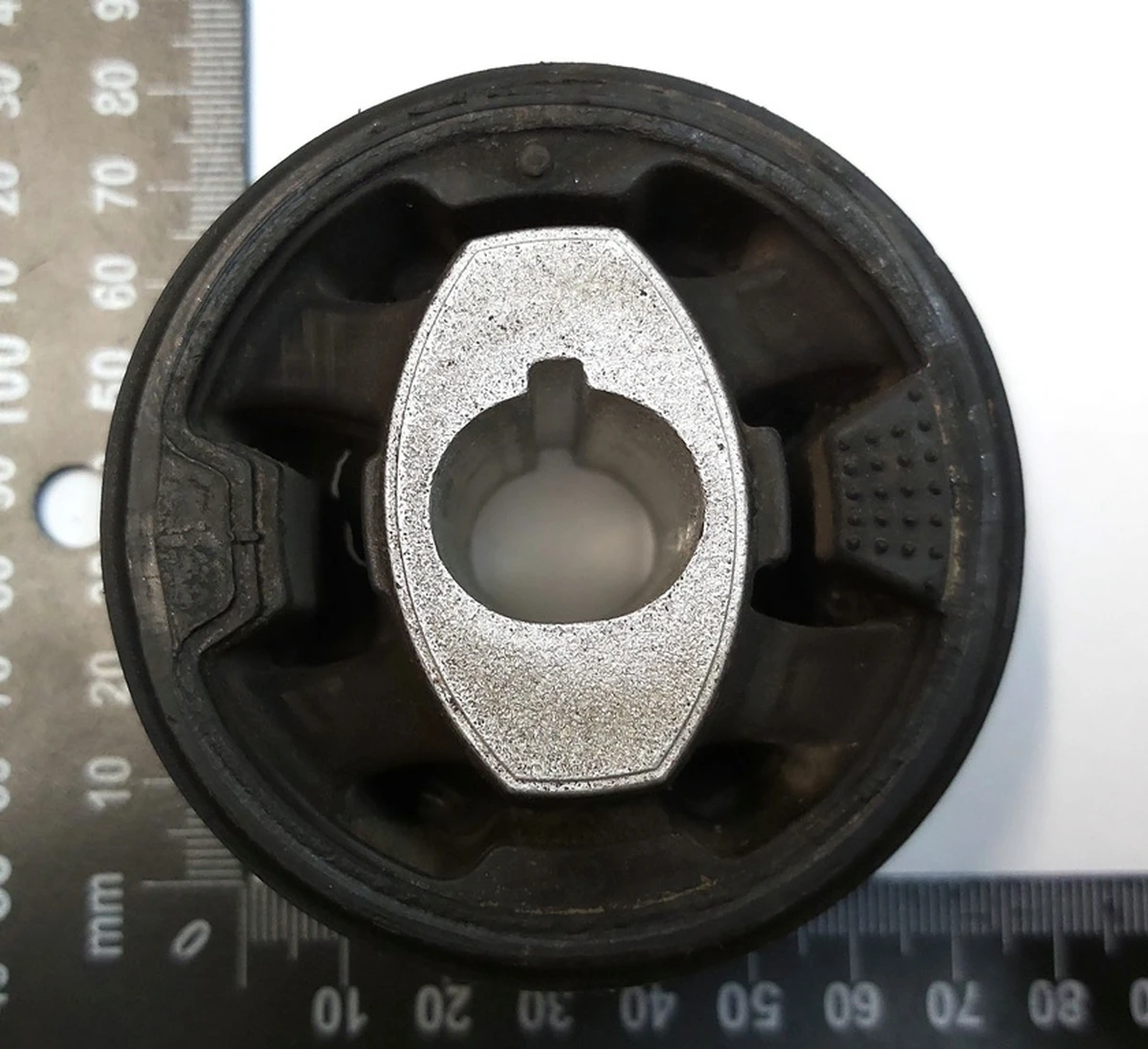 Сайлентблок переднього мотора MOSFET Tesla model 3, model Y 1109293-00-B