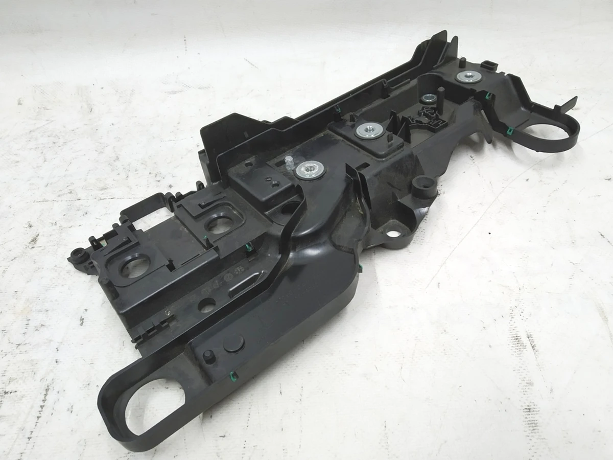 Кришка нижня панелі керування пентхауса основної батареї Tesla model 3 1109684-00-L