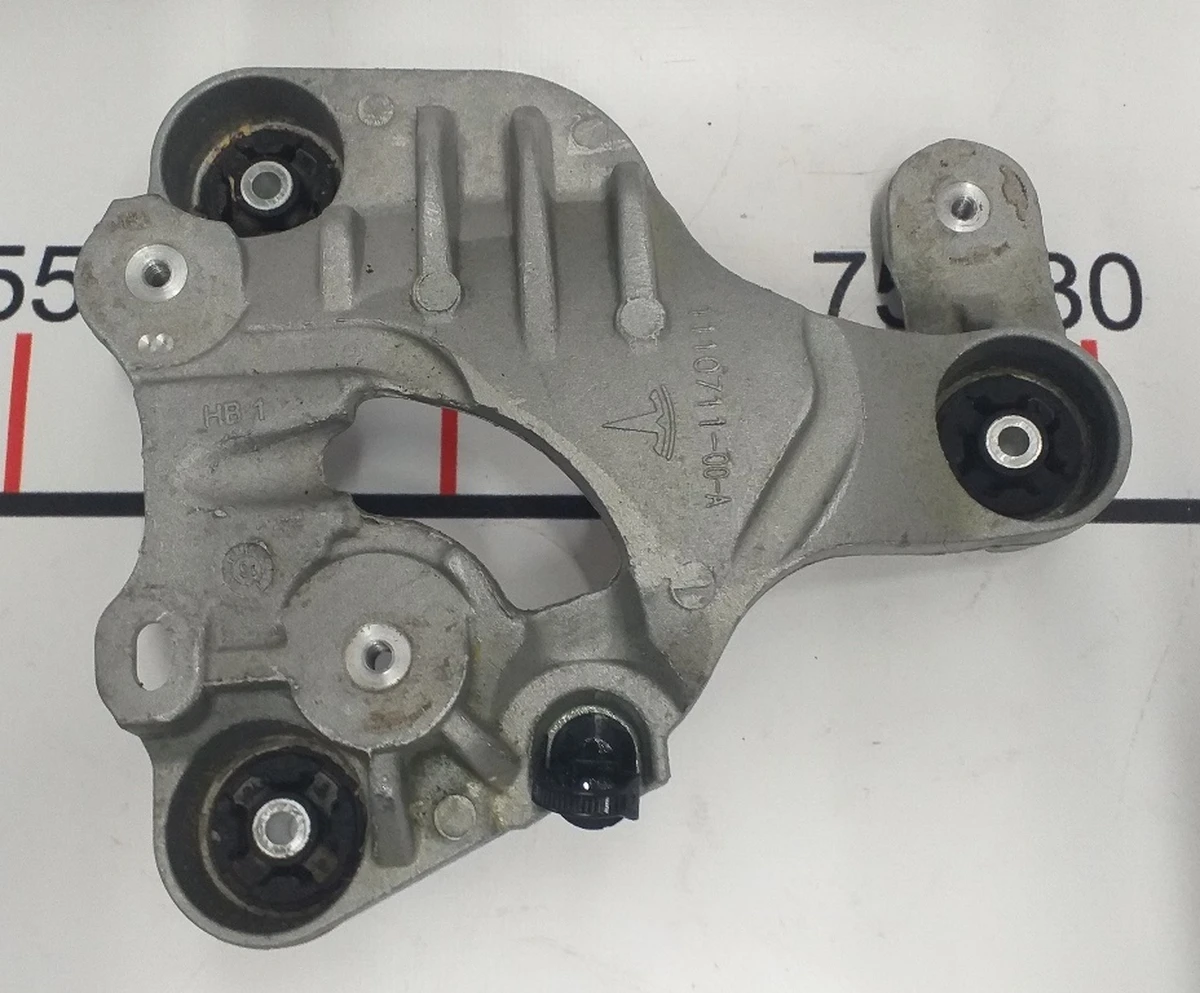 8 COMP INTER BRKT ASY, Tesla model 3 1110711-00-B