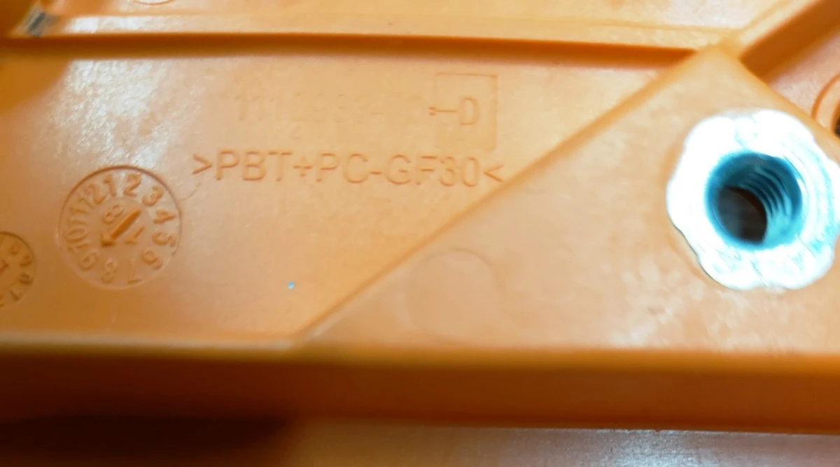 34 Кришка нижня контактора заряджання основної батареї Tesla model 3 1110933-00-F