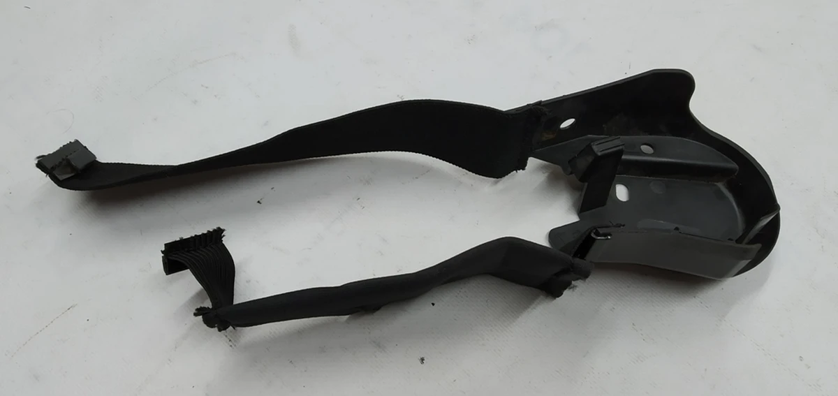 Накладка декоративна внутрішня ліва механізму складання спинки одинарного правого сидіння 2-го ряду Tesla model X 3123720-03-A