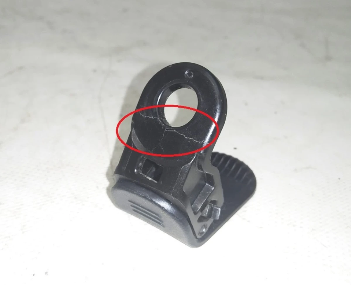 14 Заглушка (фиксатор) крепления подкапотного бокса левая (повреждение) Tesla model 3 1116002-00-C