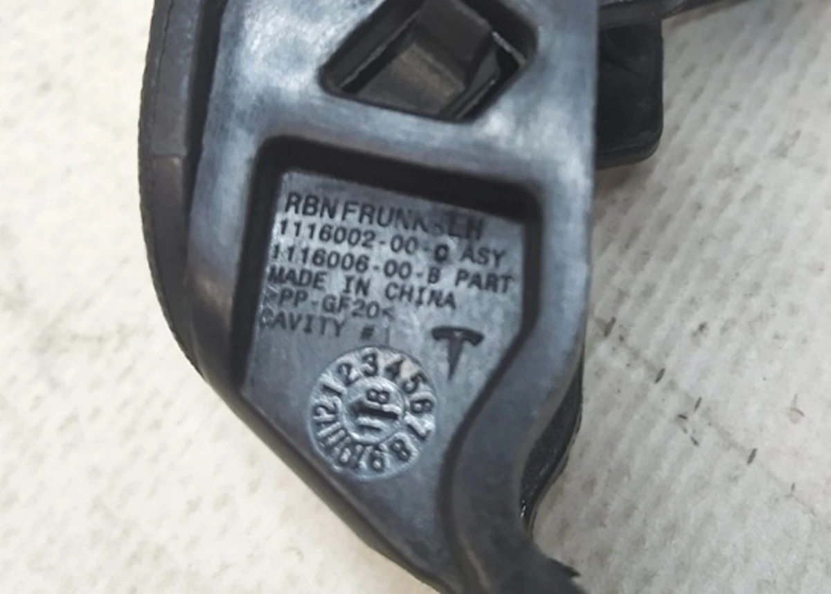 14 Заглушка (фиксатор) крепления подкапотного бокса левая (повреждение) Tesla model 3 1116002-00-C