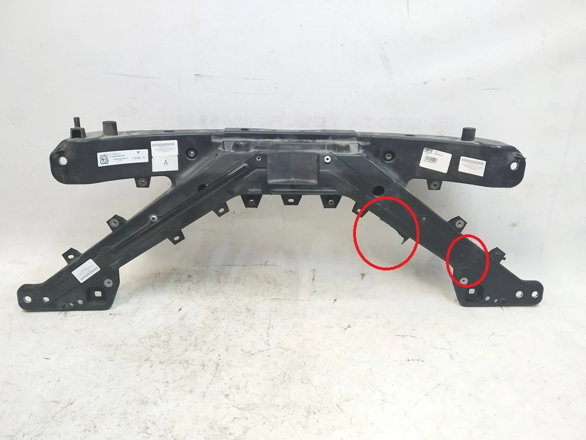 1 Панель радиаторов (пластик) повреждение Tesla Model 3 1110240-00-B