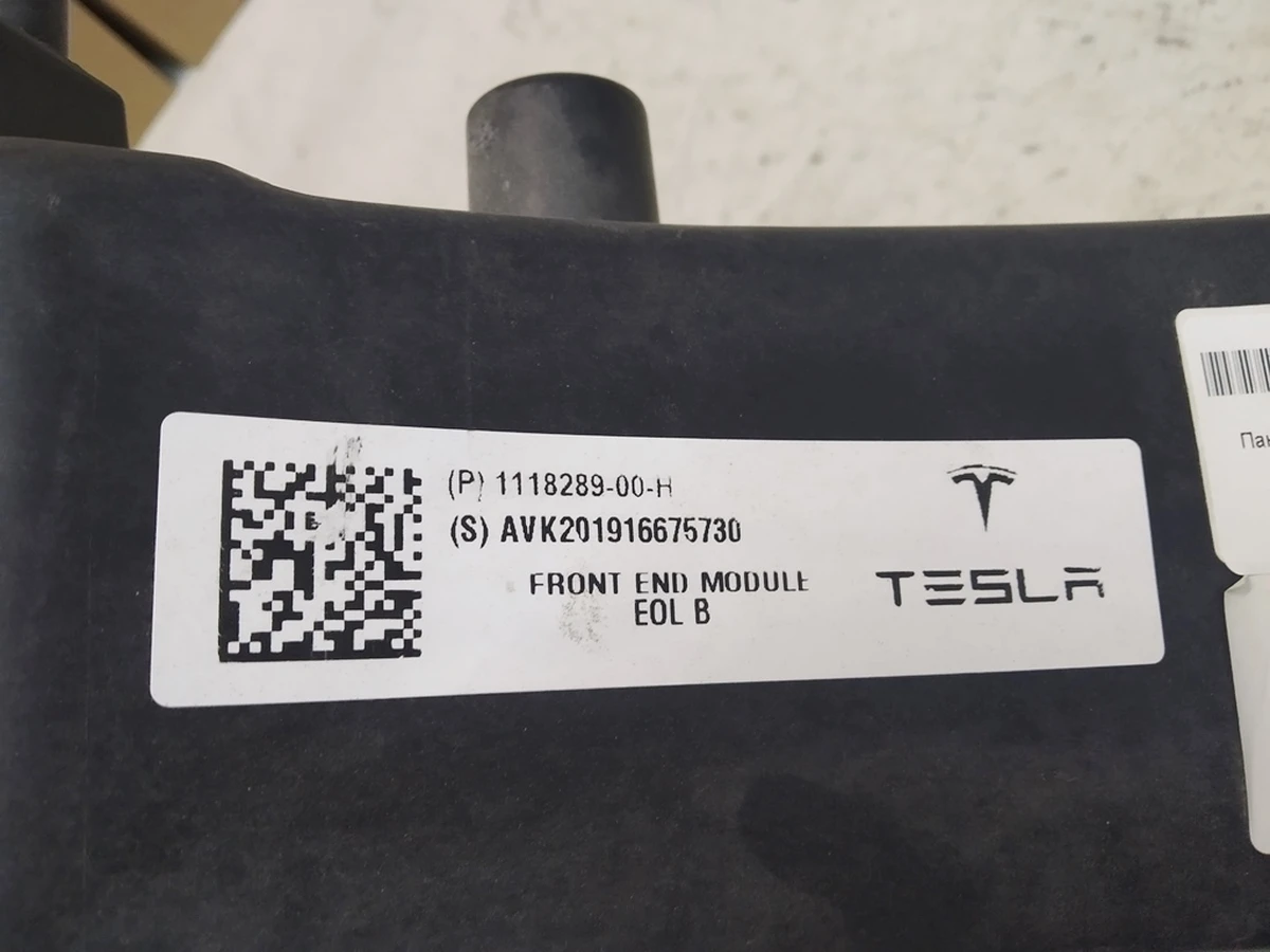 1 Панель радіаторів (пластик) пошкодження Tesla Model 3 1110240-00-B