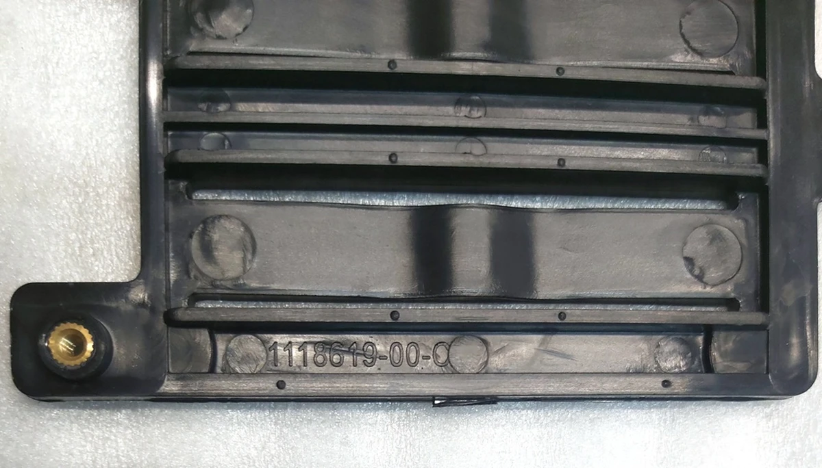 4 Крышка прижимная радара автопилота АП 2.5 нижняя Tesla model S REST 1128492-00-C