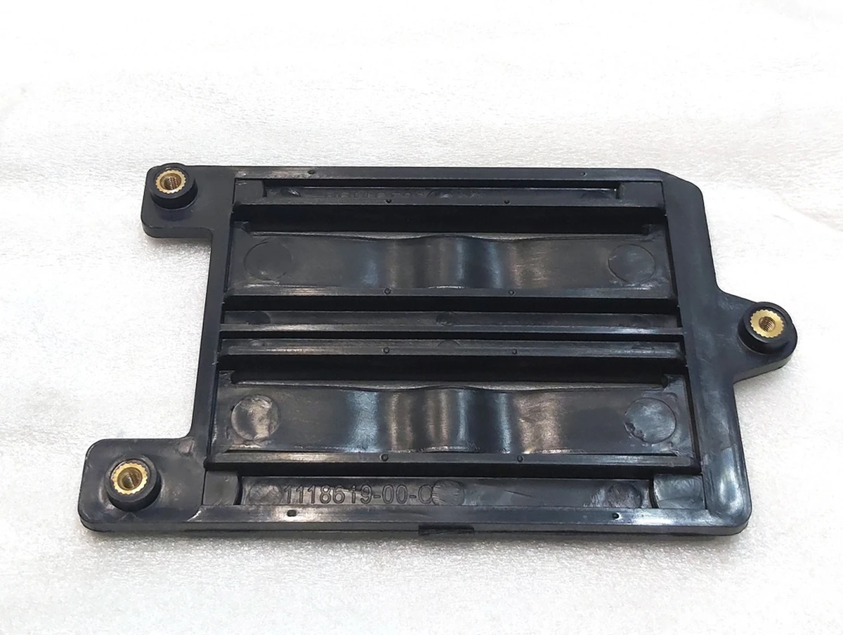 4 Крышка прижимная радара автопилота АП 2.5 нижняя Tesla model S REST 1128492-00-C