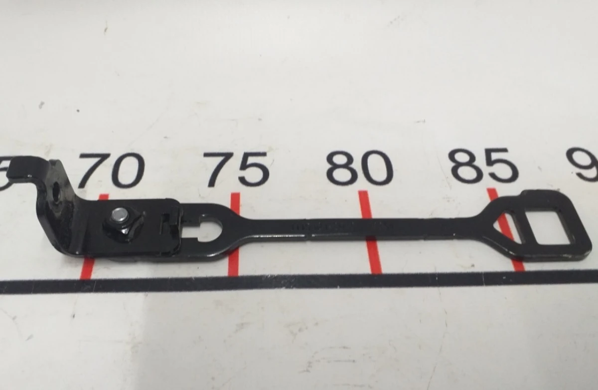 Стяжка кронштейна крепления АКБ RWD Tesla model 3 1119121-00-C