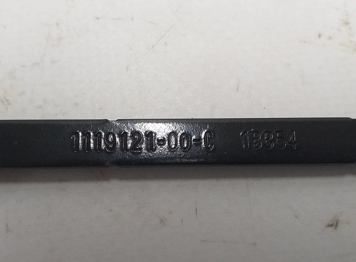 Стяжка кронштейна крепления АКБ RWD Tesla model 3 1119121-00-C