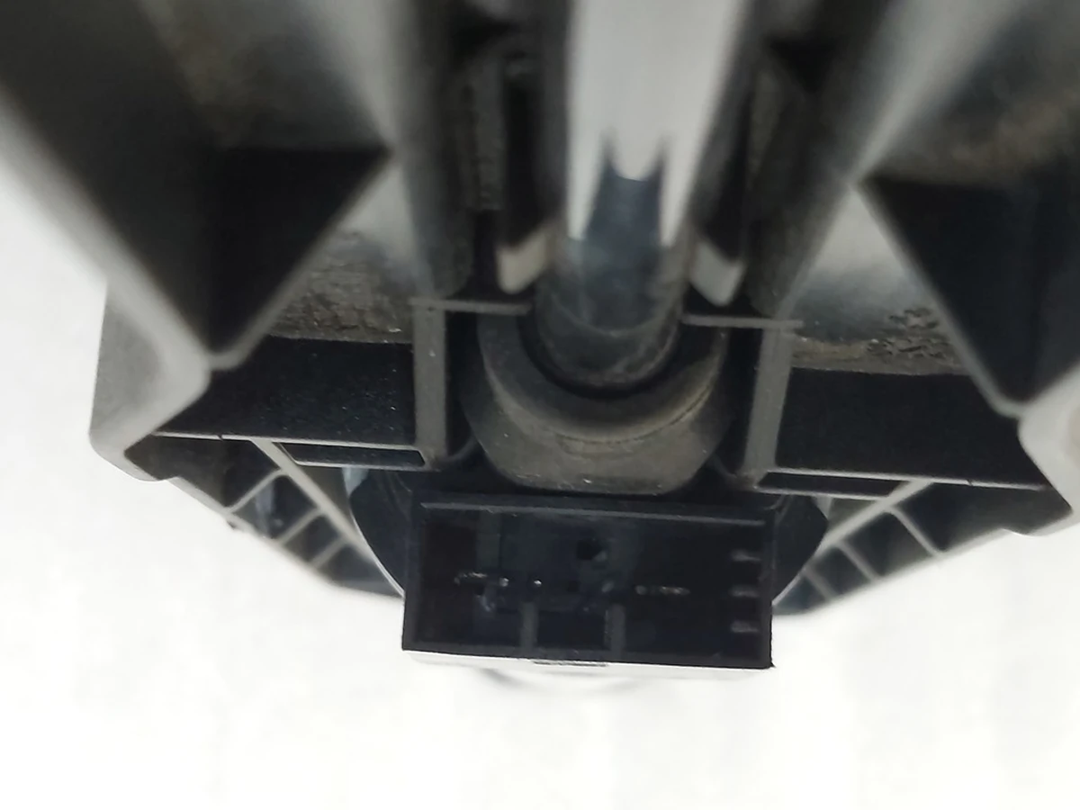 17 Электропривод салазок сиденья 1-го ряда в сборе с повреждением разъёма Tesla Model 3, Model Y 1857404-00-A