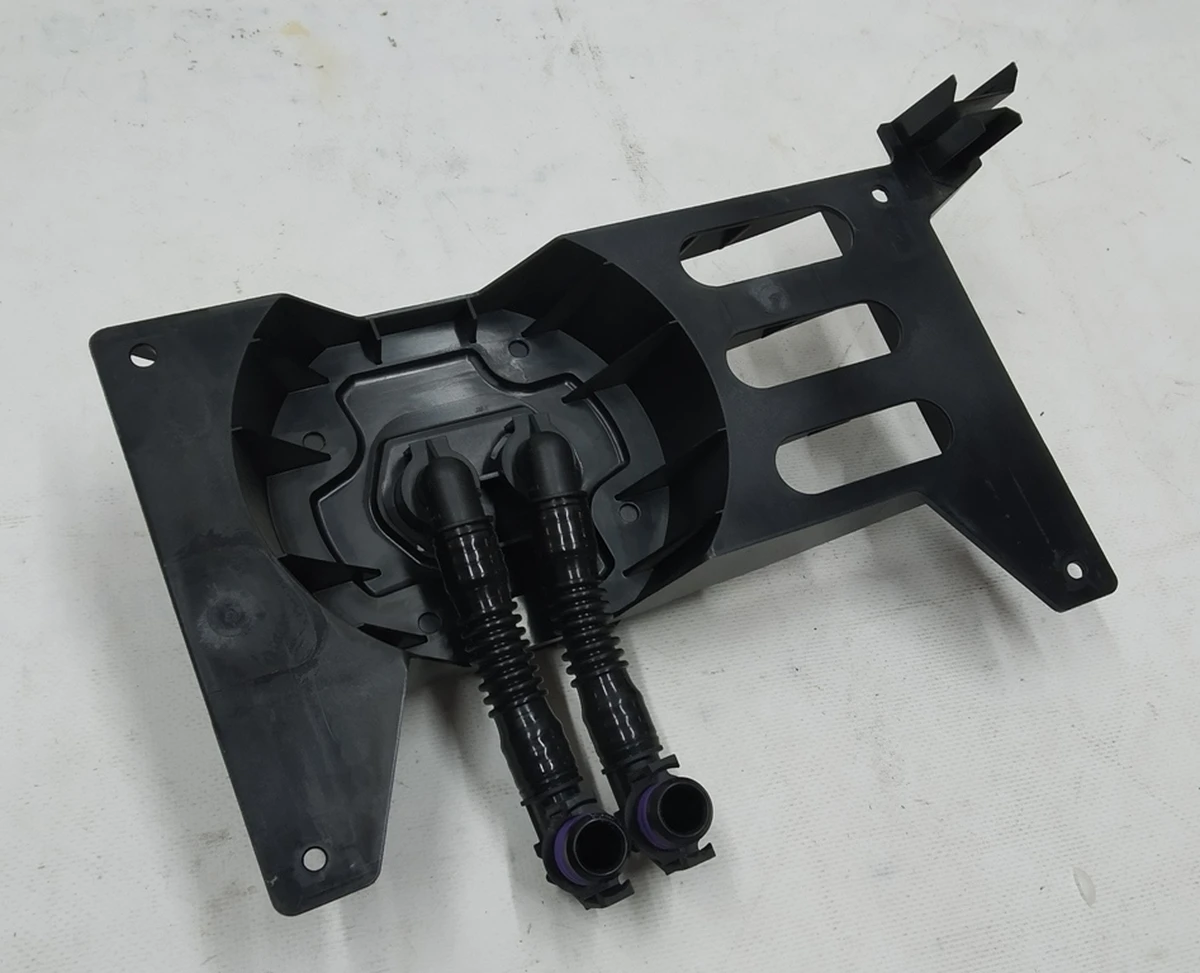 1 Кронштейн крепления компютера автомобиля в сборе с патрубками охлаждения Tesla model 3 1098058-S0-M