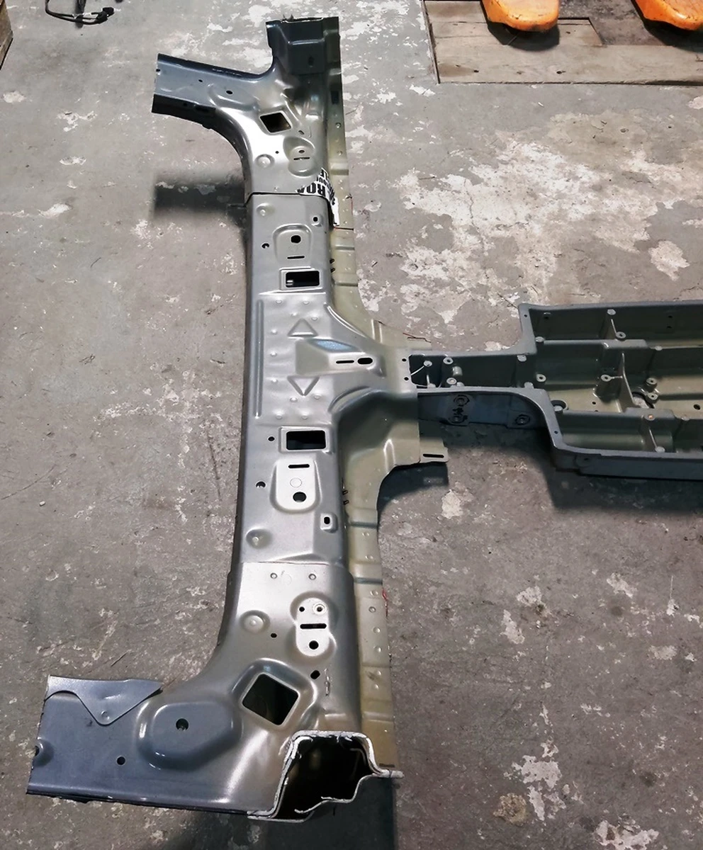 1 Центральная опора крыши (хребет) с дополнительными фрагментами Tesla model X 1069459-S0-A