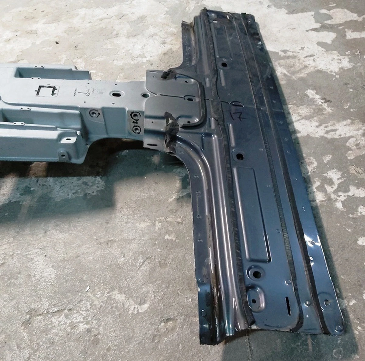 1 Центральная опора крыши (хребет) с дополнительными фрагментами Tesla model X 1069459-S0-A