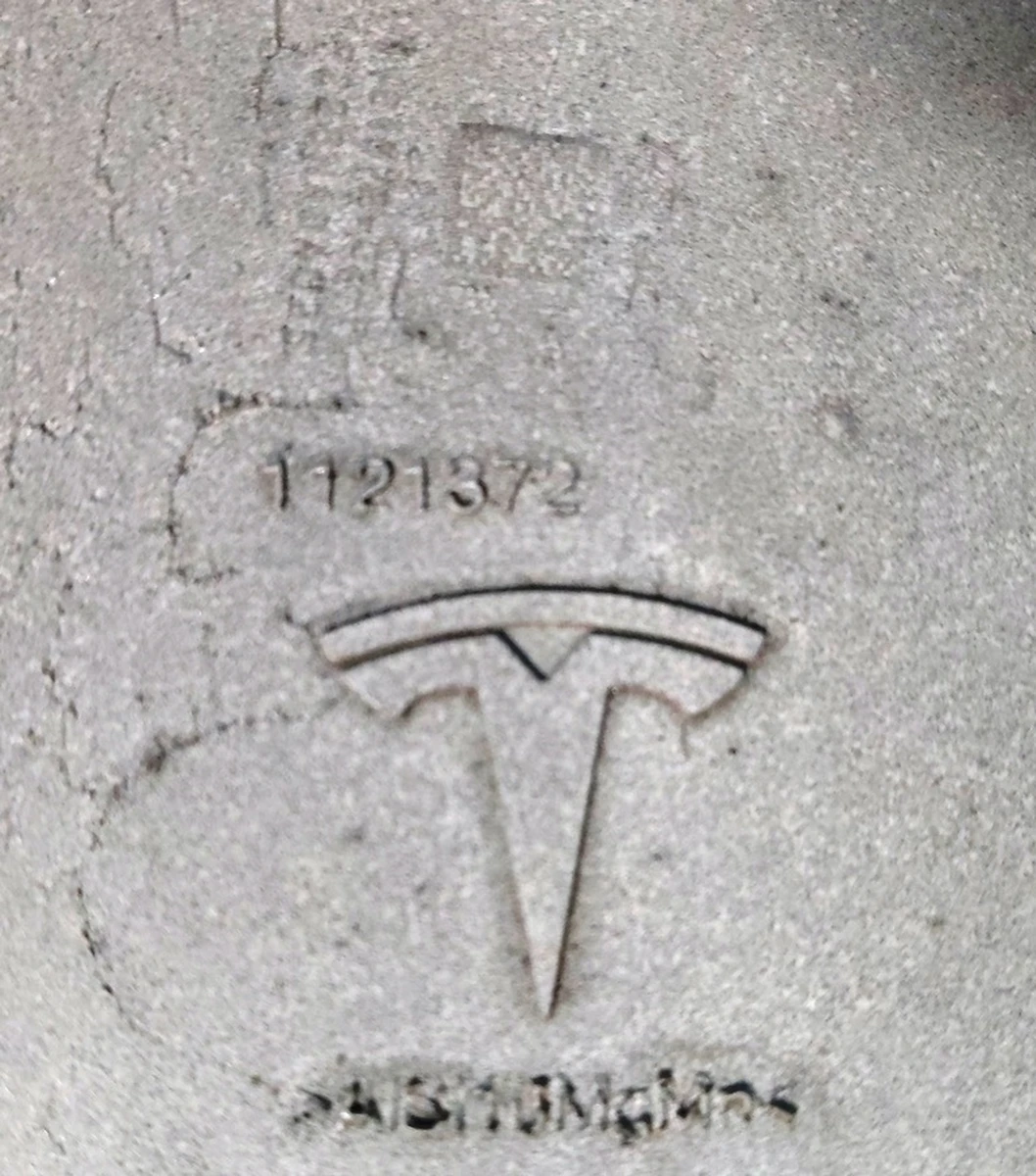 1 Центральная опора крыши (хребет) с дополнительными фрагментами Tesla model X 1069459-S0-A