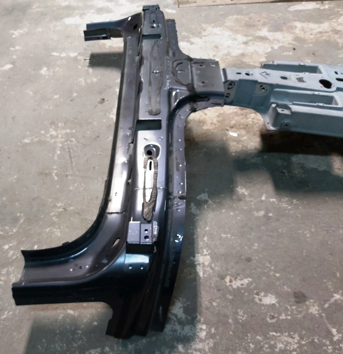 1 Центральная опора крыши (хребет) с дополнительными фрагментами Tesla model X 1069459-S0-A