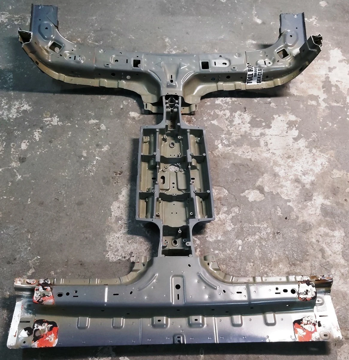 1 Центральная опора крыши (хребет) с дополнительными фрагментами Tesla model X 1069459-S0-A