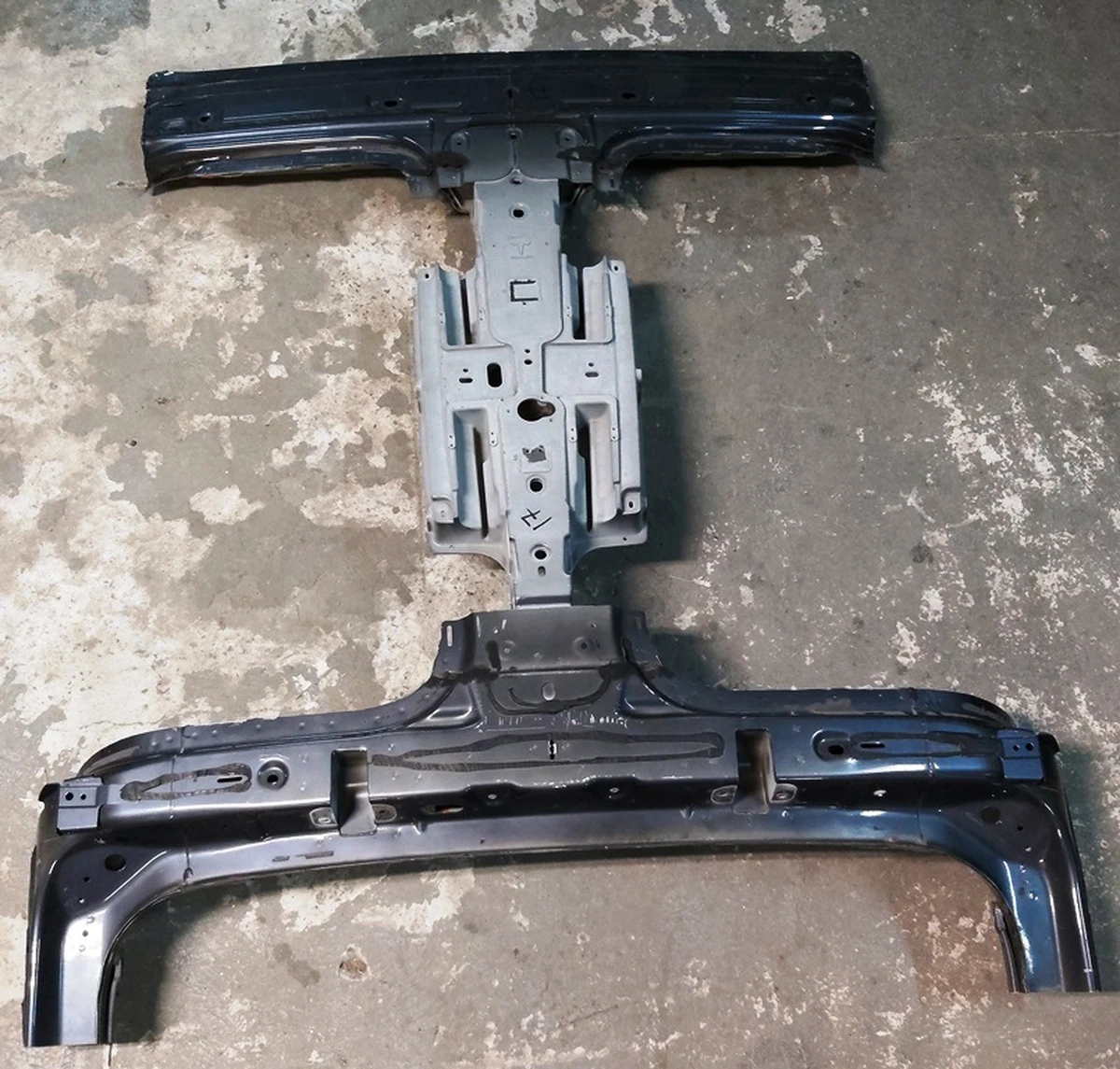 1 Центральная опора крыши (хребет) с дополнительными фрагментами Tesla model X 1069459-S0-A