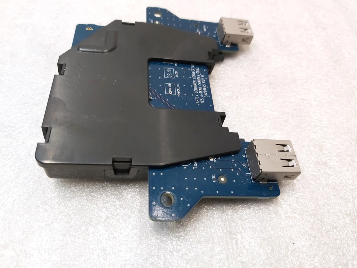 USB HUB центральної консолі задній GEN3 REV B Tesla model 3 1546129-00-D