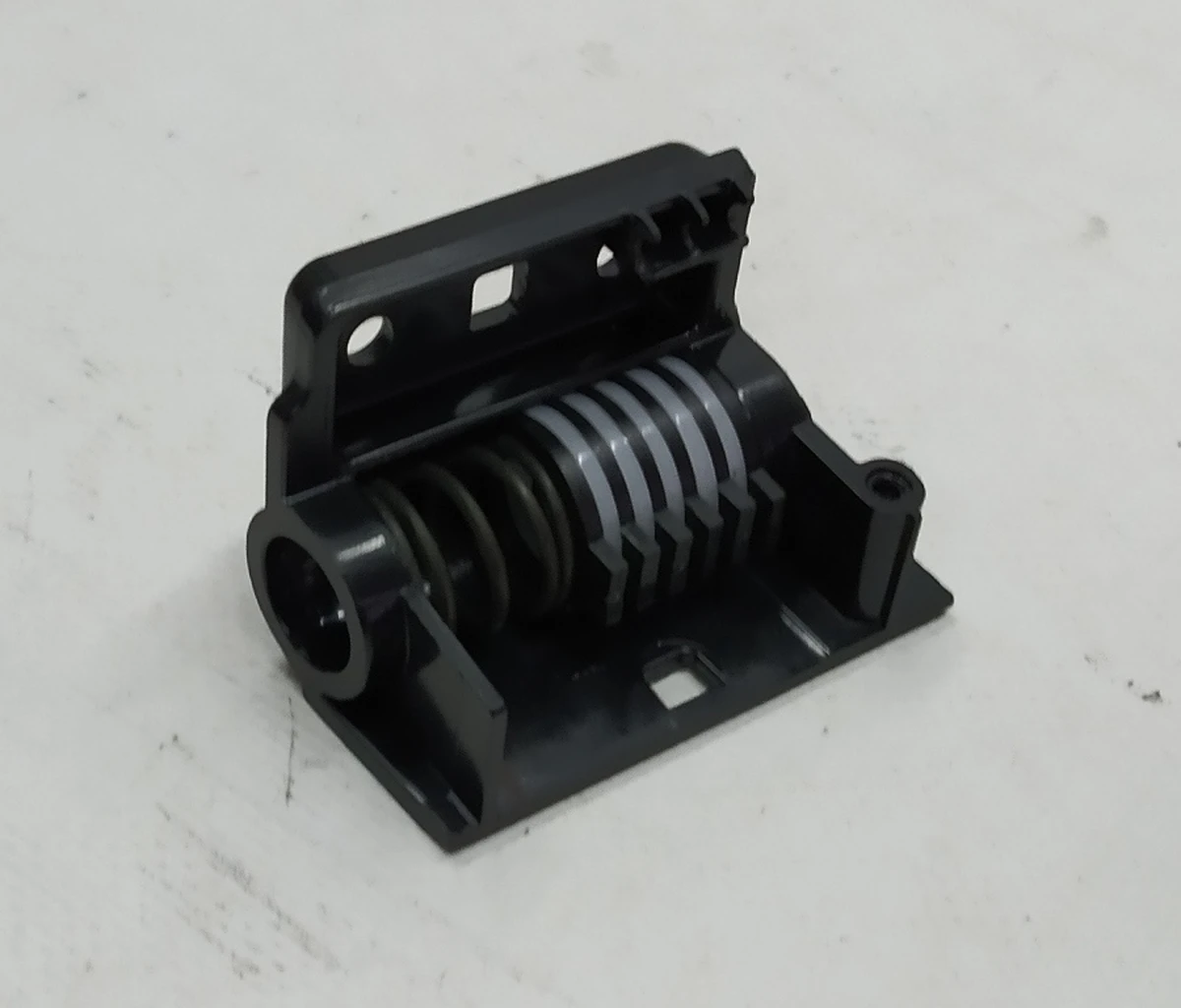 33 Механизм крепления пружины подлокотника центральной консоли в сборе Tesla model 3 1121701-00-A