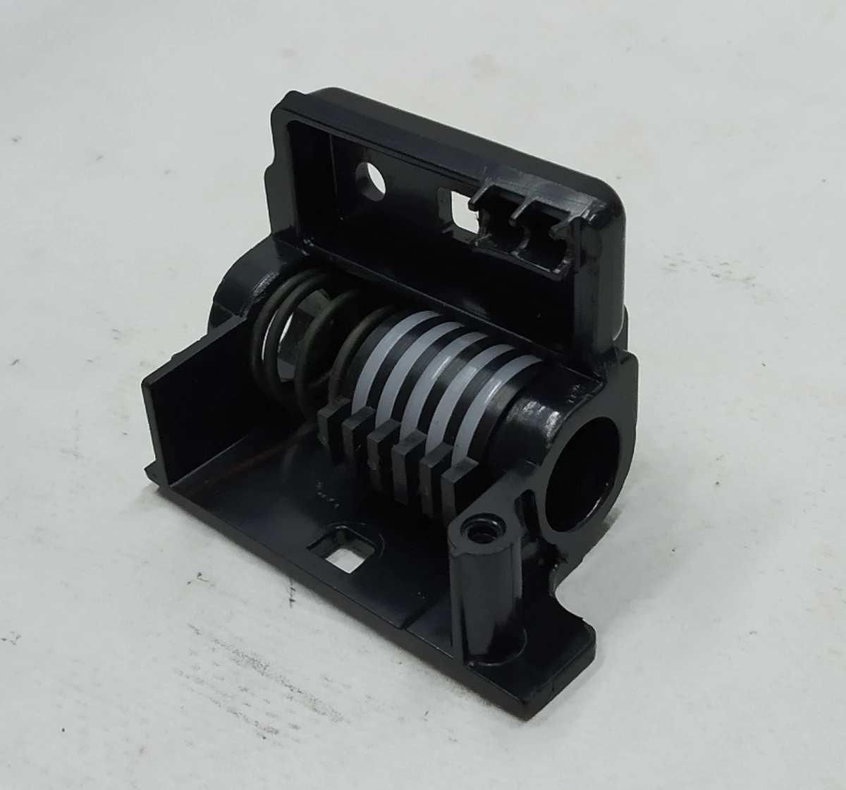 33 Механизм крепления пружины подлокотника центральной консоли в сборе Tesla model 3 1121701-00-A