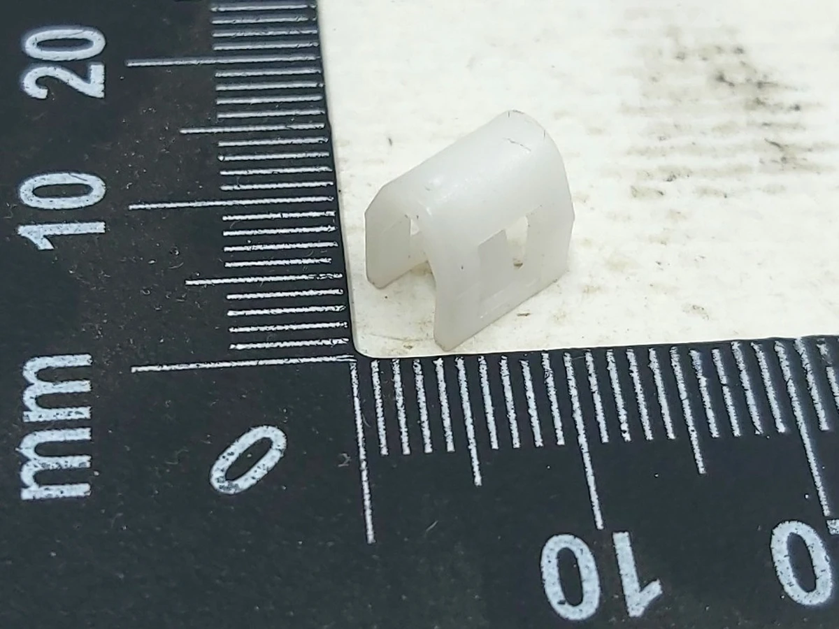 13 Кліпса кронштейна панелі щіток склоочисника Tesla model 3 1125147-00-A