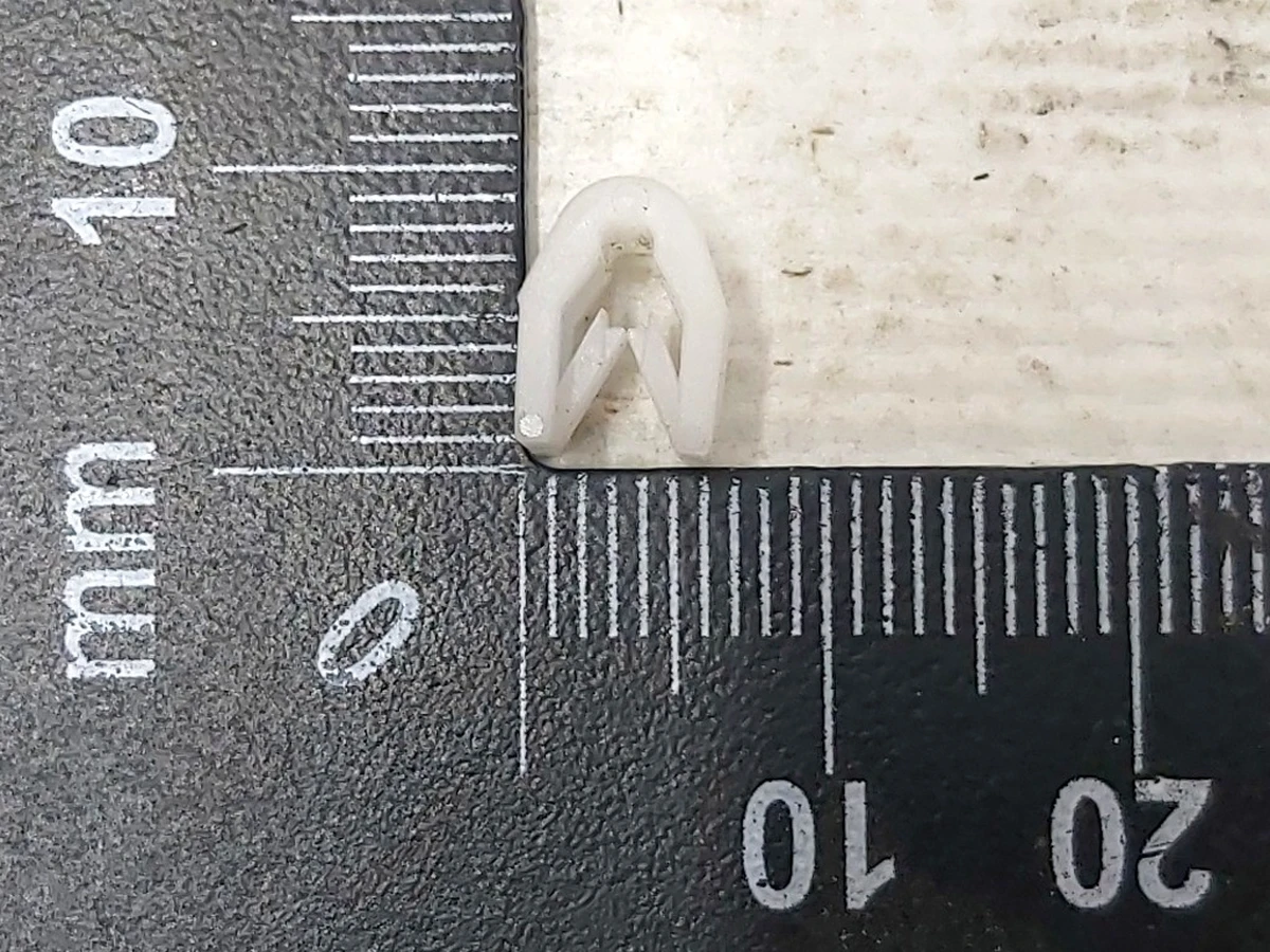 13 Кліпса кронштейна панелі щіток склоочисника Tesla model 3 1125147-00-A