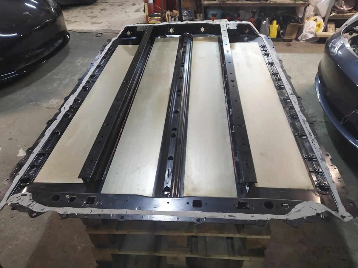 Корпус основної батареї Standard Range Plus Tesla model 3 1104428-00-T