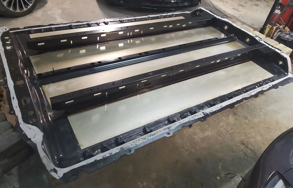 Корпус основної батареї Standard Range Plus Tesla model 3 1104428-00-T