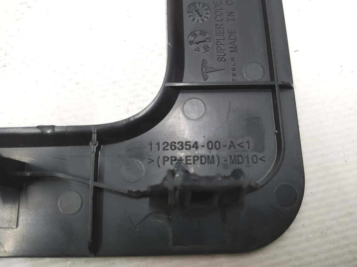 19 Накладка-крепление обшивки спинки сиденья 2-го ряда Tesla model 3 1126354-00-A