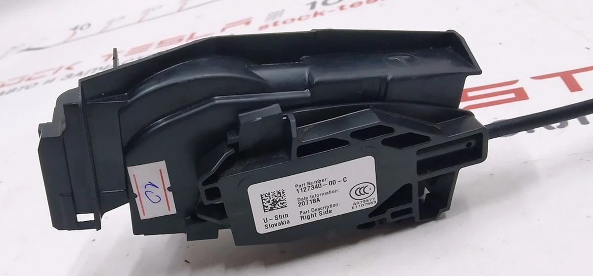 3 Корпус замка двери задней правой в сборе с тросиком Tesla model X 1127340-00-C