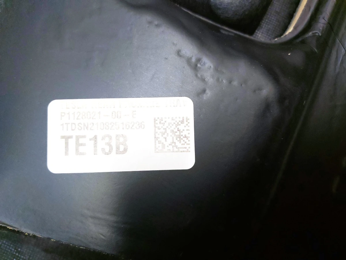 3 Полка багажного отсека верхняя в сборе проводкой, шумоизоляцией и стоп фонарём Tesla model 3 1128021-00-E