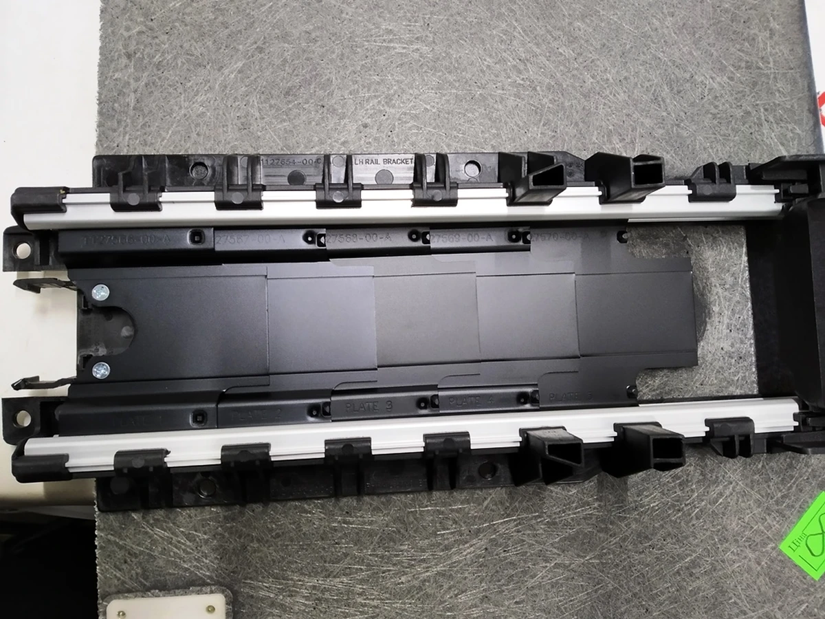 4 Панель пола 2-го ряда сидений задняя с направляющими в сборе (7 мест) Tesla model X 1128545-00-E