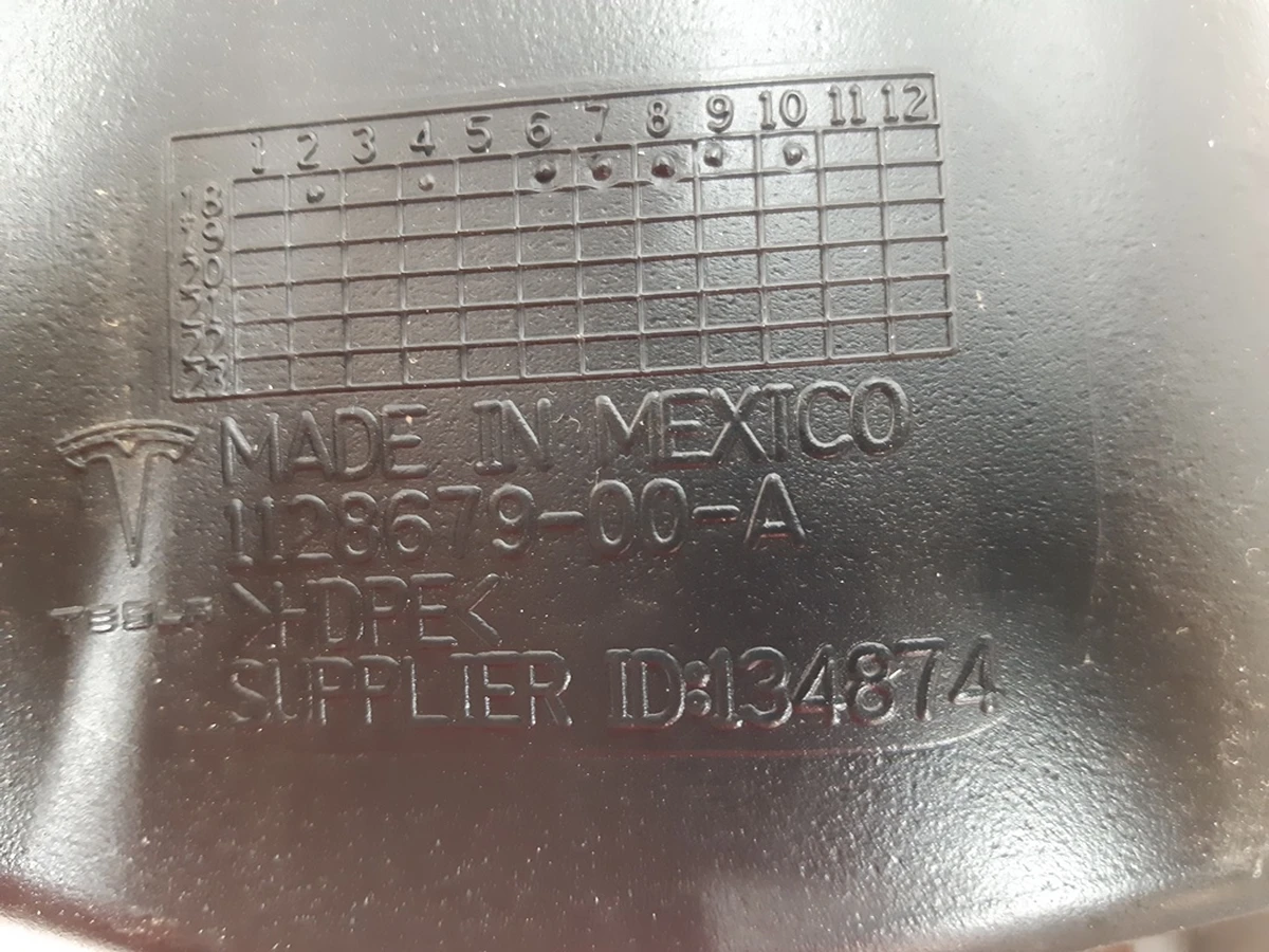 17 Ventilation system air duct right horizontal Tesla model X 1128679-00-A