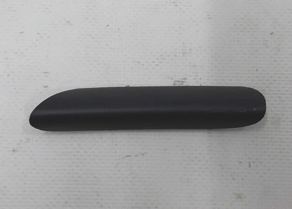 Заглушка картки кришки багажника права Tesla model 3 1128969-00-C