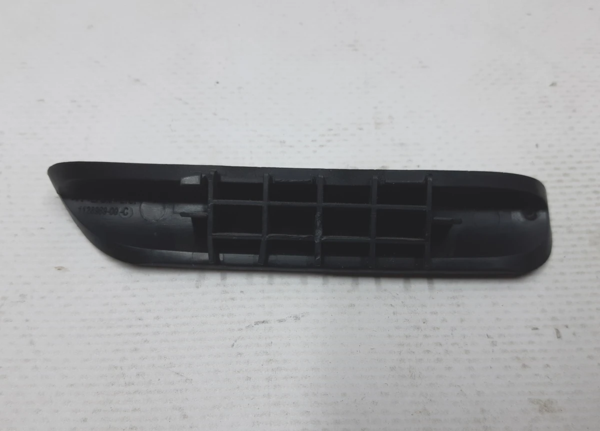 Заглушка картки кришки багажника права Tesla model 3 1128969-00-C