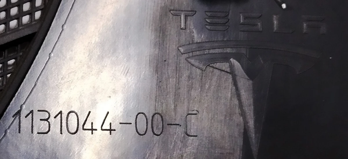 14 Декоративна накладка динаміка передніх правих дверей Tesla model 3 1090411-01-H