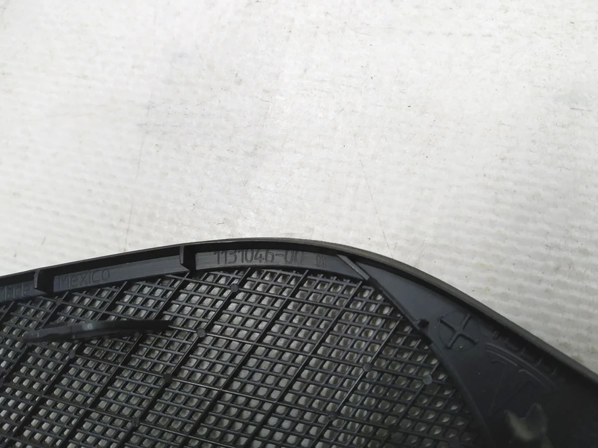 14 Декоративна накладка динаміка задніх правих дверей Tesla model 3 1090411-01-H