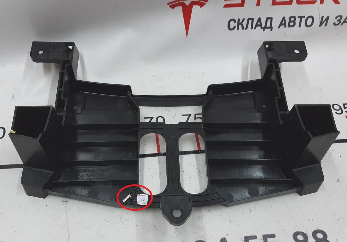 6 Кронштейн центральной консоли с повреждением Tesla model X 1055316-00-D