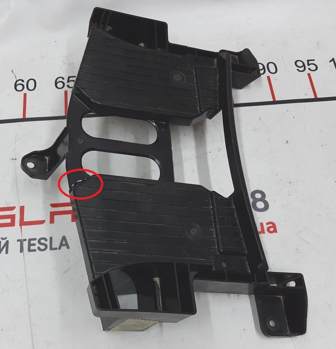 6 Кронштейн центральной консоли с повреждением Tesla model X 1055316-00-D