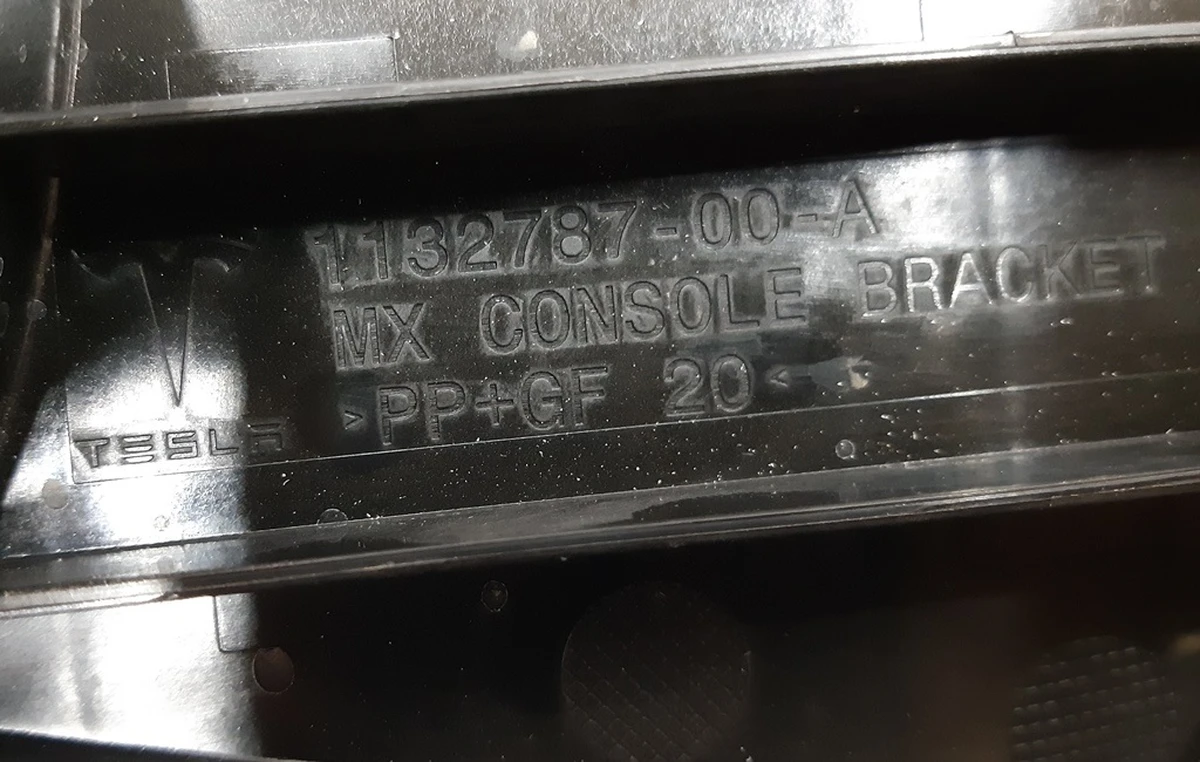 6 Кронштейн центральной консоли с повреждением Tesla model X 1055316-00-D