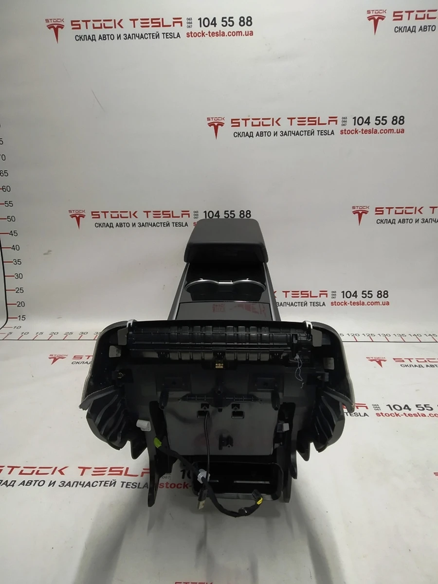 1 Центральная консоль в сборе подлокотник Black подстаканник Plastic Black без планки телефона Tesla model 3 1087900-00-E