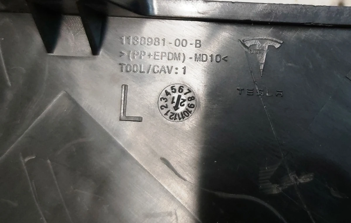 Вставка накладки декоративної сидіння водія нижньої лівої Tesla Model 3, Model Y 1138981-00-B