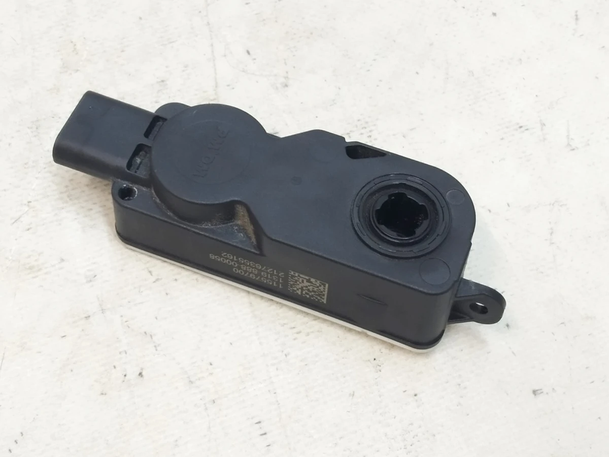 1 Електропривод центрального люверса Tesla Model 3 1076732-00-H