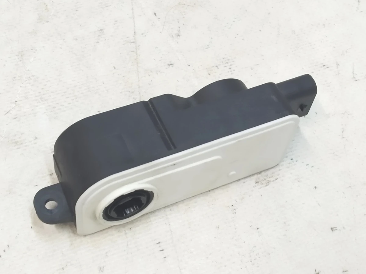 1 Електропривод центрального люверса Tesla Model 3 1076732-00-H