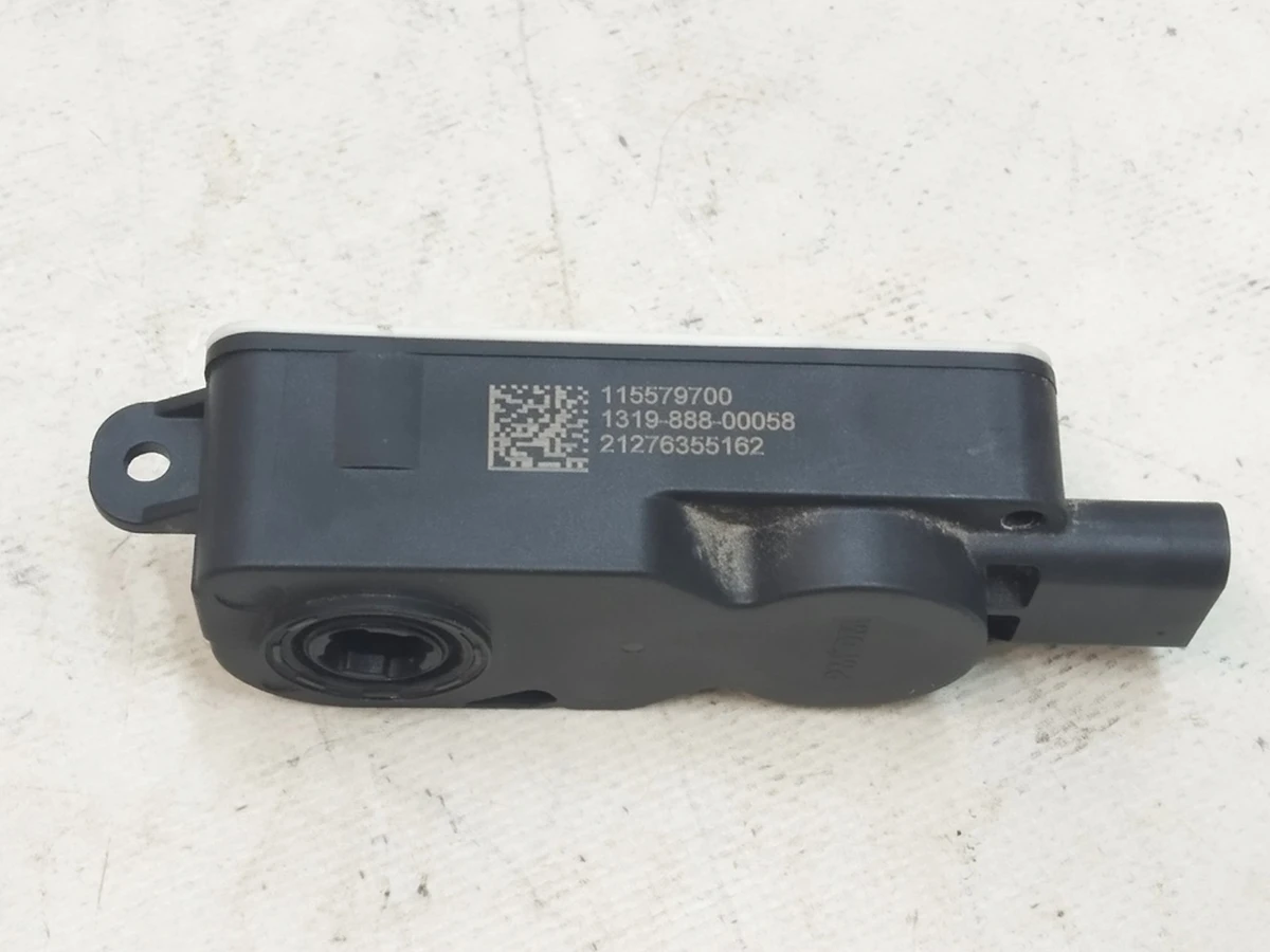 1 Електропривод центрального люверса Tesla Model 3 1076732-00-H