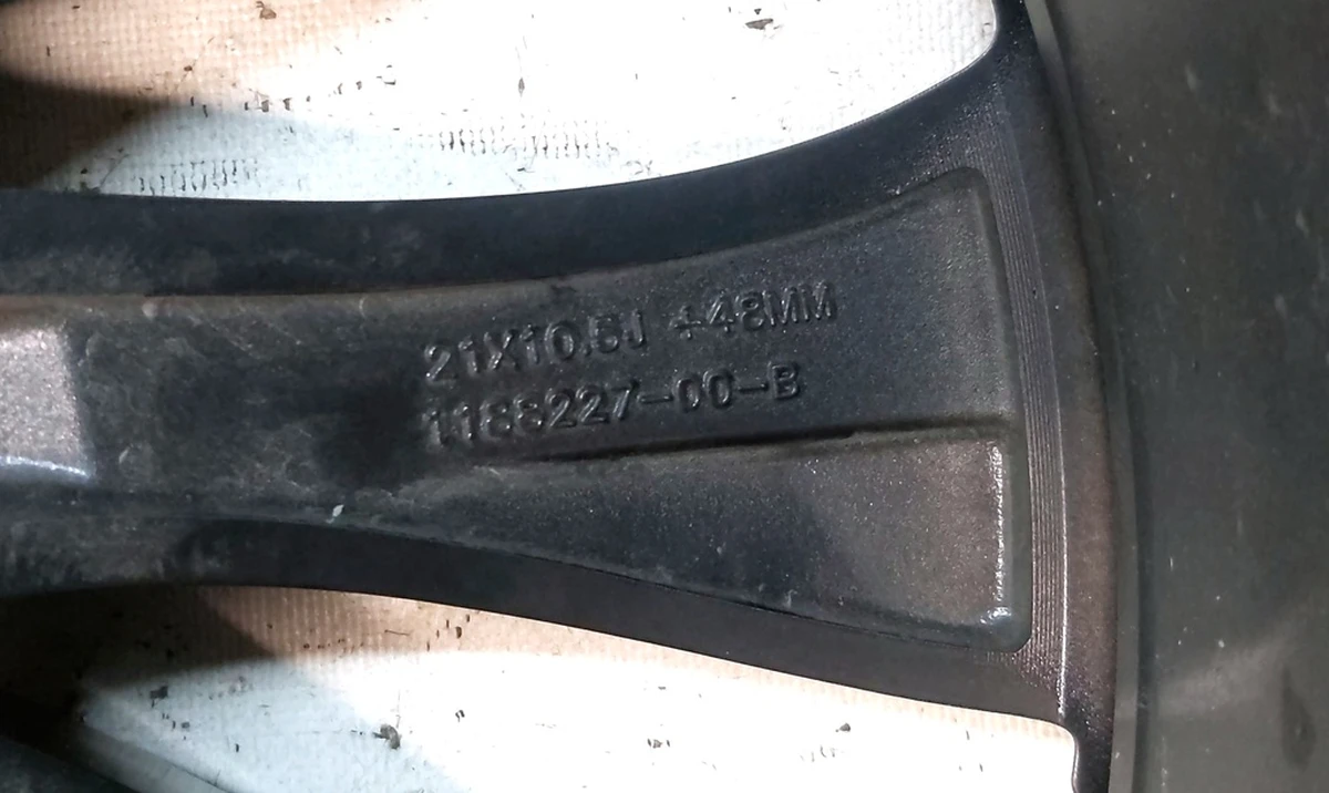 7 Диск колёсный 21X10.5J ET48, SATIN CHARCOAL с повреждением Tesla model Y 3488227-00-A