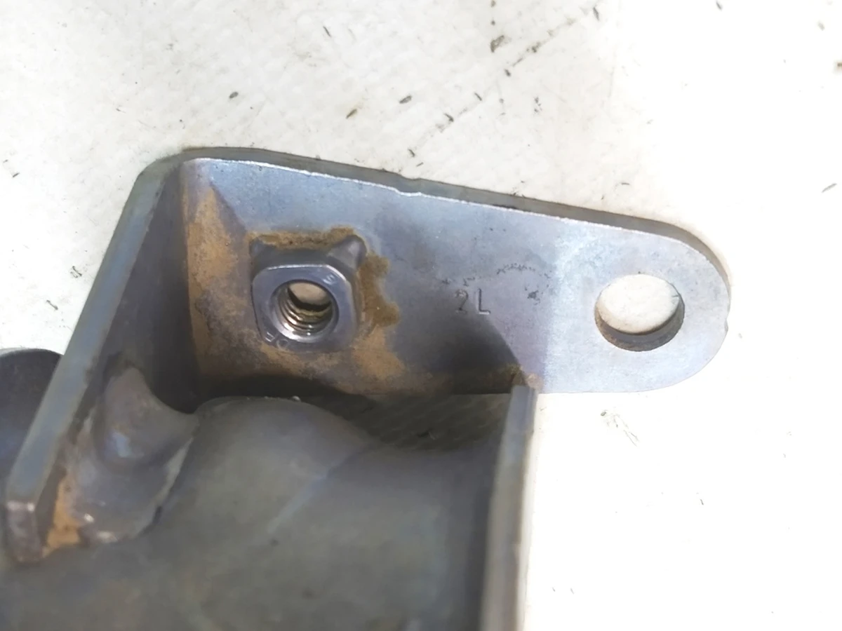 6 Front bracket- stabilizer bar bushing 28mm Tesla Model 3, Model Y 1188383-00-A