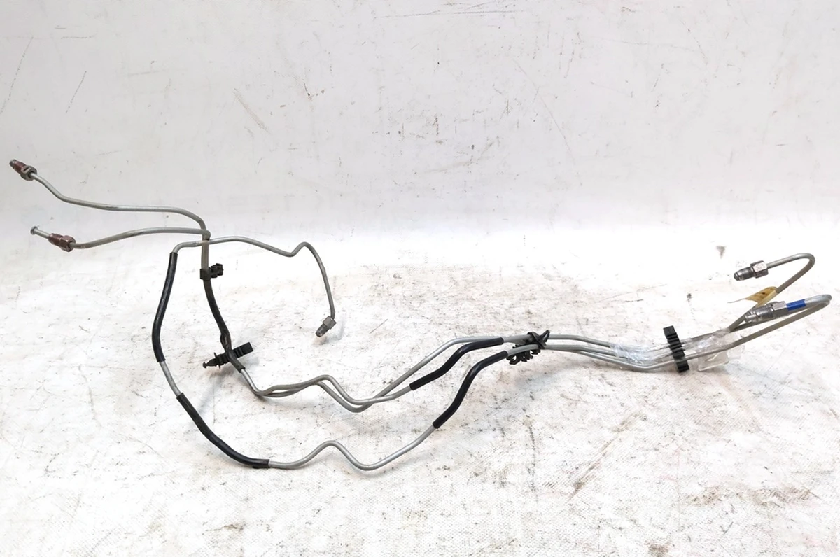 4 Трубки гальмівні передньої магістралі (3 штуки з пошкодженням) без довгої Tesla mode Y 1188712-00-C