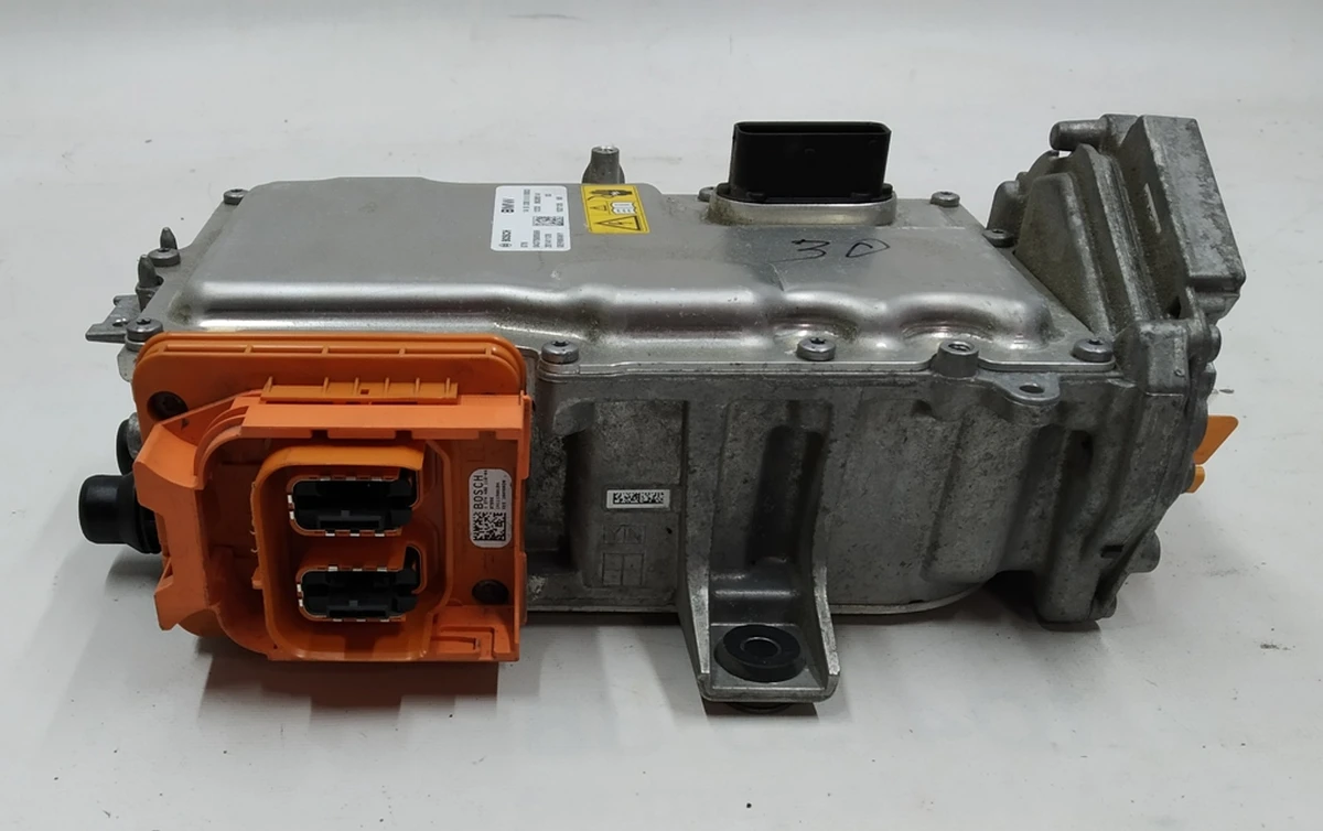 The control unit for charging the battery from the generator high-voltage REME BMW i3 12328638514
