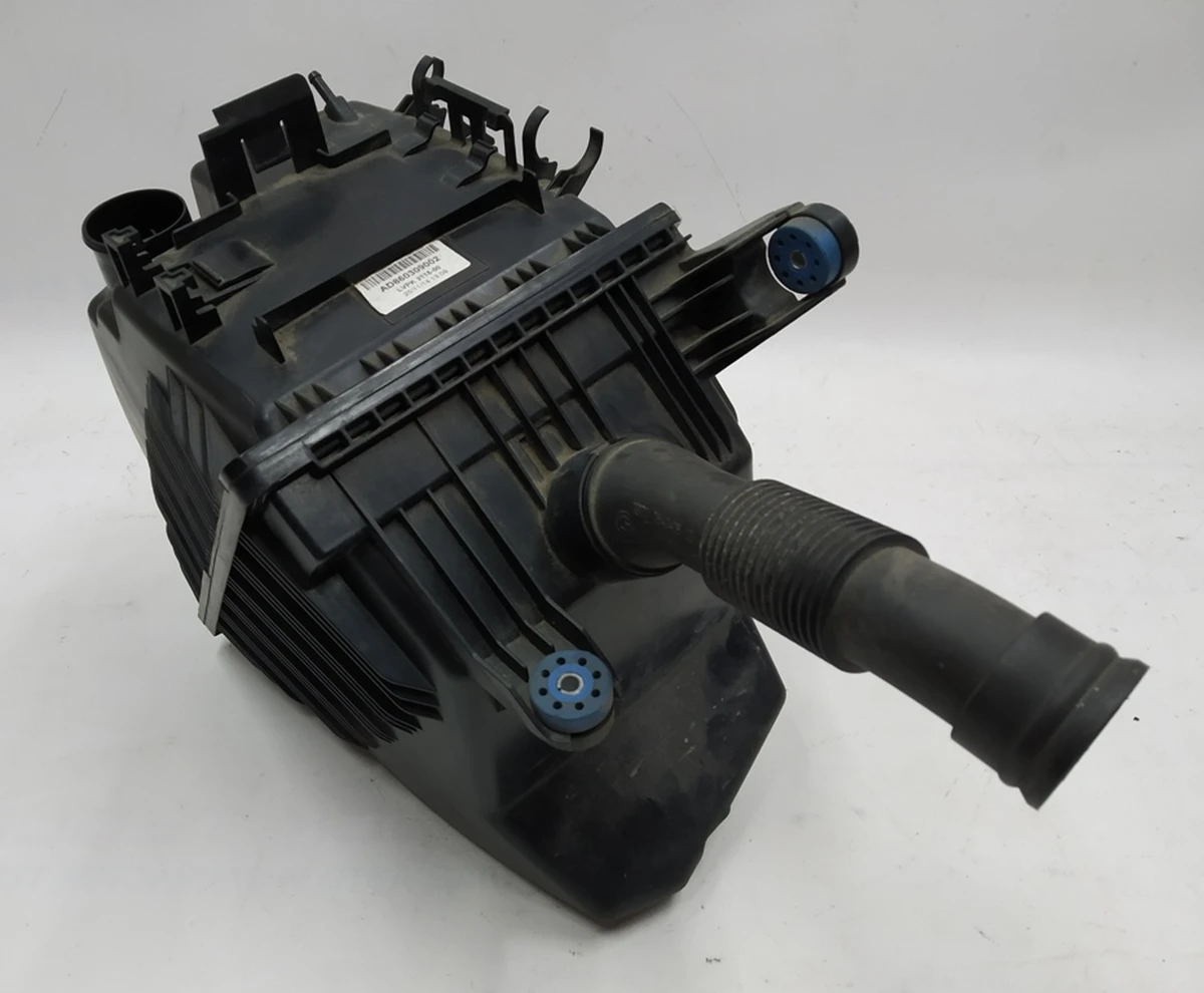 Корпус повітряного фільтра в зборі з повітрозабірником і елементами кріплення BMW i3 13718603090